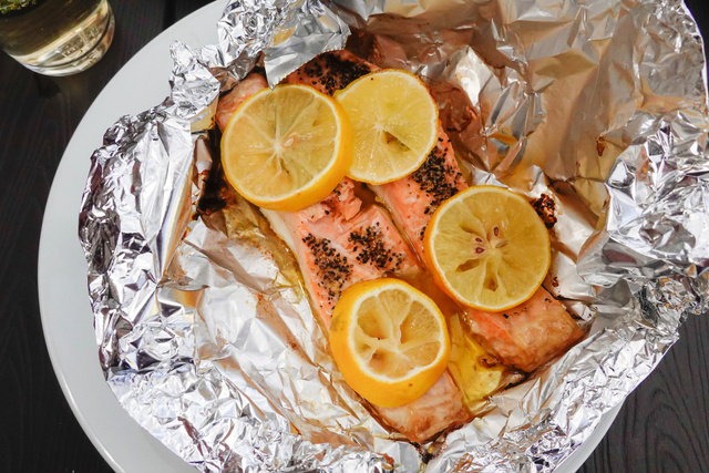 Salmão assado macio e suculento: a temperatura e o tempo de cozimento corretos para cozinhar o peixe com perfeição