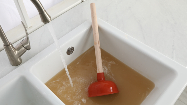 Nem bicarbonato de sódio, nem soda caustica: esse ingrediente simples vai desentupir a pia com facilidade