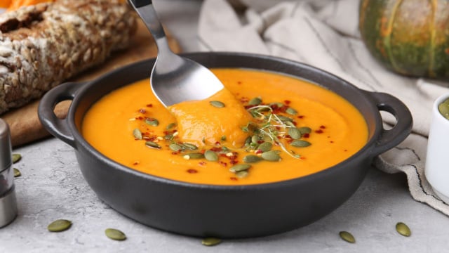 A sopa de abóbora com gengibre é perfeita para dias frios, além de ser low carb e extremamente saborosa (Créditos: Shutterstock)