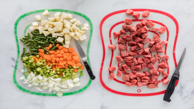 Esse hábito comum na cozinha pode aumentar o risco de contaminação sem você perceber ao preparar os alimentos