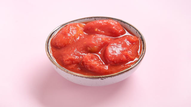 Praticidade e elegância no prato: tomate pelado garante sabor e mais agildiade. (Foto: Shutterstock)
