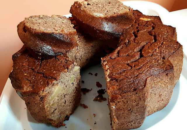 Bolo de maçã pronto em 15 minutos SEM AÇÚCAR e SEM FARINHA: a receita mais fácil do mundo
