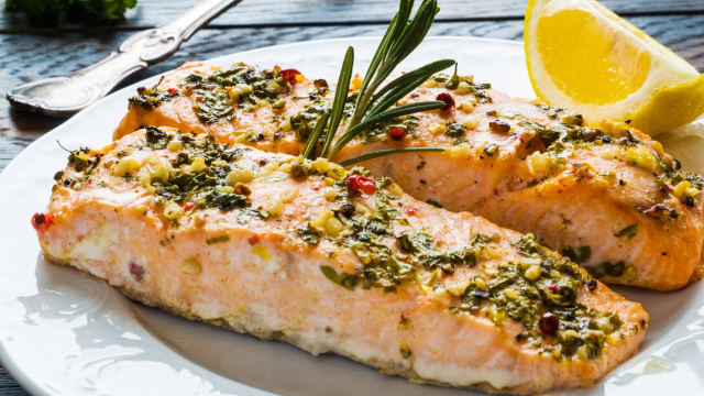 Aprenda a fazer um delicioso filé de salmão ao forno para incrementar seu menu natalino (Créditos: Shutterstock)