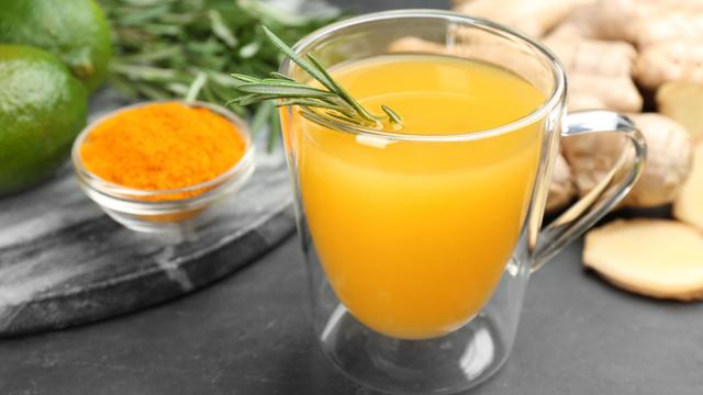 Os benefícios do chá de alecrim com cúrcuma: o que acontece com o corpo ao ingerir os populares ingredientes de remédios caseiros juntos na infusão