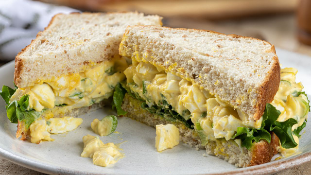Eu estava enjoada de comer ovo, mas aprendi como fazer uma salada de ovos perfeita para comer com pão no lanche