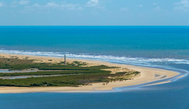 Pontos turísticos do litoral brasileiro podem sumir por causa da erosão (Créditos: Getty Images/Luoman)