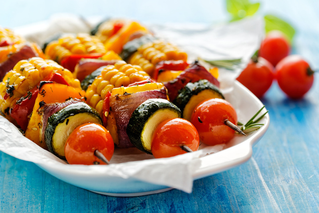 Experimente fazer espetinhos com vegetais e crie um churrasco vegano espetacular. (créditos: Shutterstock) 
