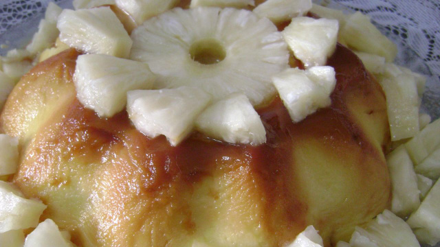  
Flan refrescante de abacaxi decorado com pedaços da fruta (Créditos: TudoGostoso/Michelle)