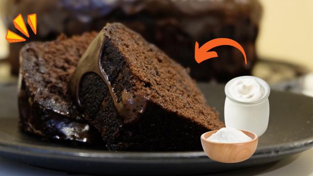 Coloque iogurte e bicarbonato de sódio no bolo de chocolate e veja a mágica acontecer