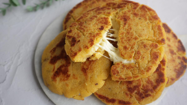 Como fazer arepas de banana-da-terra recheadas com queijo