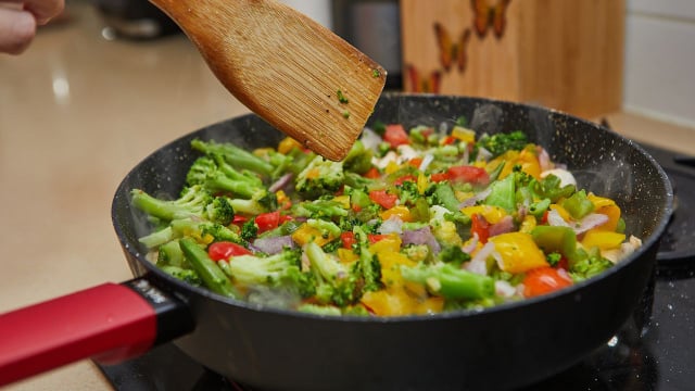 Para fazer a receita, basta uma frigideira grande ou uma wok, que garantem um cozimento ideal (Créditos: Shutterstock)