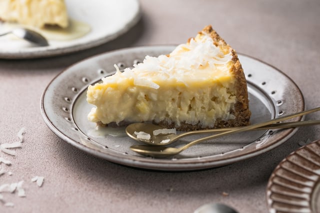 Torta de cocada cremosa: a sobremesa que fica pronta rápido e sai do forno douradinha
