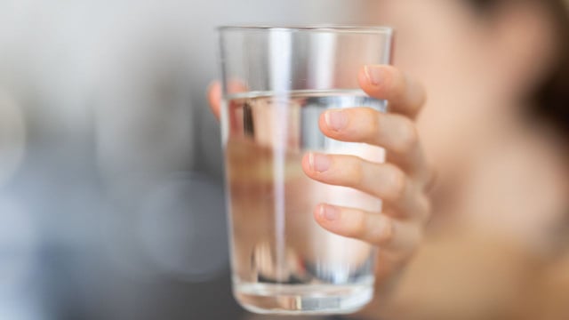 Um homem bebe 2 litros de água por dia, mas desenvolve pedras nos rins. Médicos apontam 5 alimentos de risco que muitas pessoas consomem regularmente