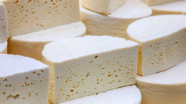 Se você adora queijo cheio de furinhos, talvez seja melhor reconsiderar: consumo esconde riscos REAIS à saúde!