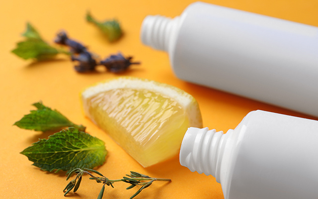 É inusitado, mas funciona: entenda quando usar a mistura de casca de limão com pasta de dente