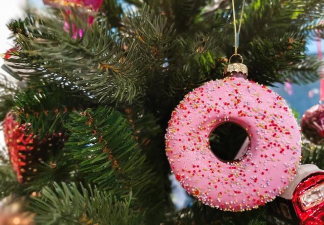 Substitua as bolinhas nas árvores por elementos decorativos em formatos de doces. (créditos: Shutterstock)