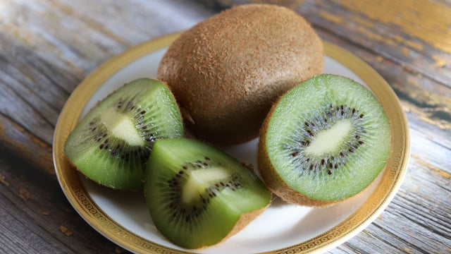 Duas unidades de kiwi após o jantar servem como uma sobremesa leve e ainda favorecem o sono (Créditos: Shutterstock)