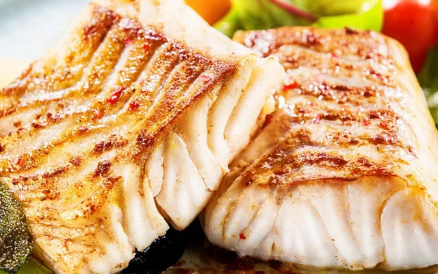 Um filé de peixe bem assado e temperado é uma boa opção de prato principal (Créditos: TudoGostoso)