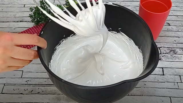 Adeus chantilly, bye-bye chantininho: cobertura para bolos de leite condensado com apenas 2 ingredientes é rápida, fácil e econômica