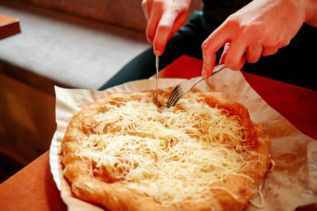 "É como se uma pizza e um pastel tivessem tido um filho": como fazer o lángos, popular comida de rua na Hungria