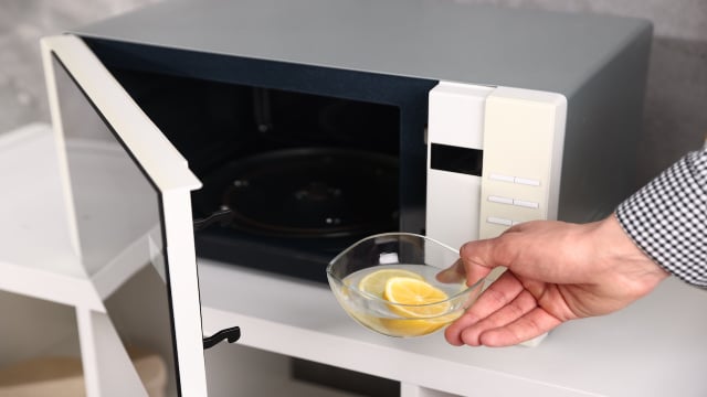 Coloque uma tigela com água e rodelas de limão no micro-ondas por 3 minutos e veja a mágica acontecer, fica como novo!