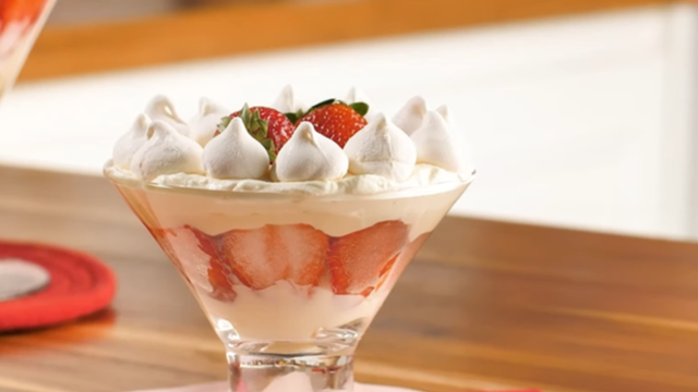 Sobremesa de suspiro com morangos: receita fácil e deliciosa para deixar a Gretchen e toda a sua família com água na boca!