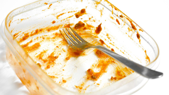 Item simples que todo mundo tem em casa é muito melhor para desengordurar potes do que a esponja tradicional