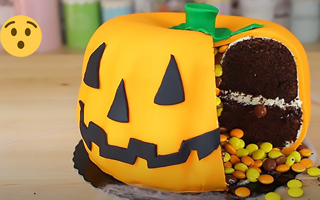 Esse bolo em forma de abóbora vai salvar a sua festa de Halloween - é de chocolate com recheio de ganache branco, delicioso!
