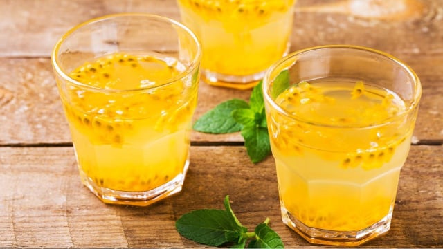 A caipirinha de maracujá com saquê é ideal para quem não quer tomar a versão tradicional (Créditos: Shutterstock)