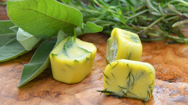 Gelo de ervas no azeite: a dica perfeita para ter mais praticidade na cozinha e conservar os temperos por mais tempo