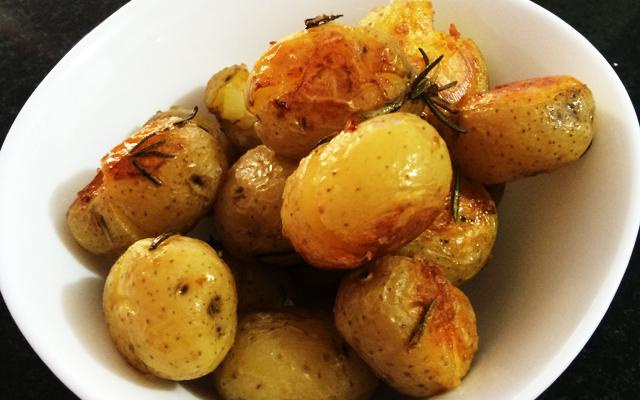 Uma pancada de sucesso: batata ao murro é o acompanhamento simples, mas diferente para fazer com o ingrediente que todo mundo adora