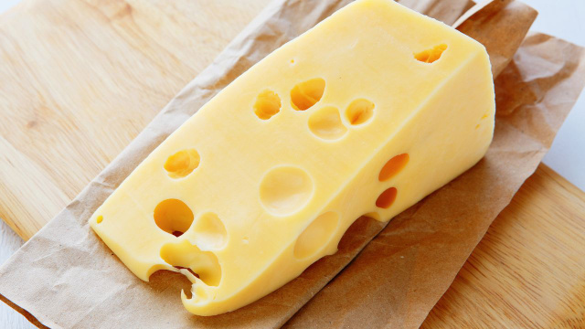 Furinhos no queijo causado por fezes é mito? Entenda tudo sobre esses buracos e saiba identificar quando o alimento está contaminado!