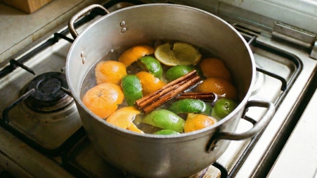 Vovó fervia cascas de laranja e limão com canela e sempre achei que era para fazer chá, mas tinha outro motivo genial