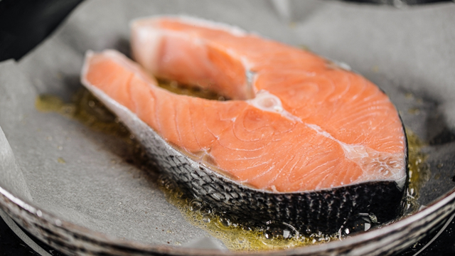 Os chefs espanhóis concordam: "Para um salmão grelhado perfeito, não unte a frigideira, use papel manteiga."