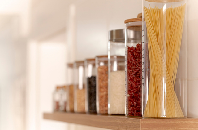 Organizou, ganhou espaço, kit de potes herméticos e assadeiras em oferta no 2.2