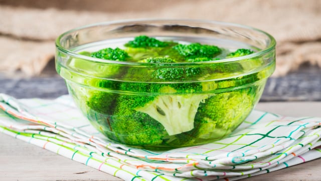 Preparar uma solução caseira é uma ótima forma de garantir a higiene adequada desse vegetal (Créditos: Shutterstock)