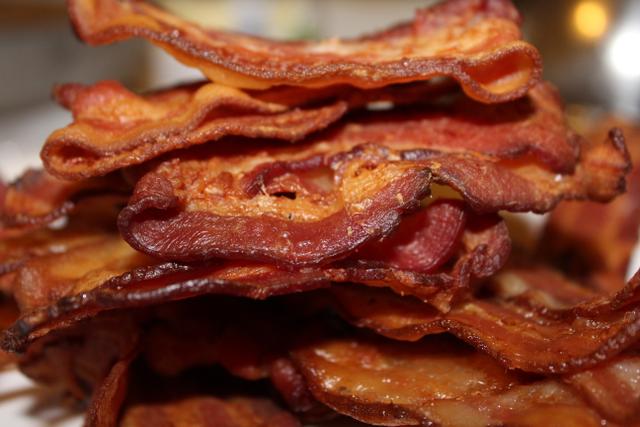 Fritar bacon sem fumaça e gordura é fácil: confira como!