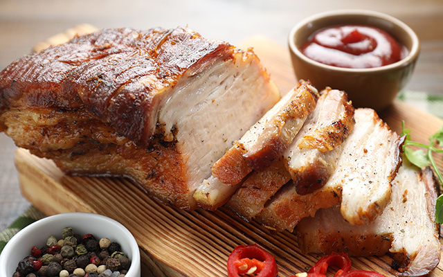 Poucos sabem, mas para fazer barriga de porco perfeita, você deve seguir essa temperatura e esse tempo de cozimento