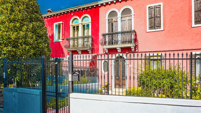 Grades pretas na fachada da casa estão fora de moda: a nova tendência para 2026 é mais elegante e segura