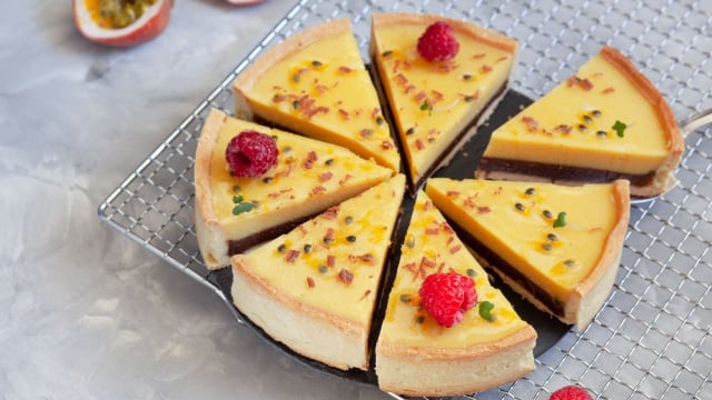 Essa torta fácil de brigadeiro com maracujá é tão gostosa que ninguém vai querer parar de comer (Créditos: Shutterstock)