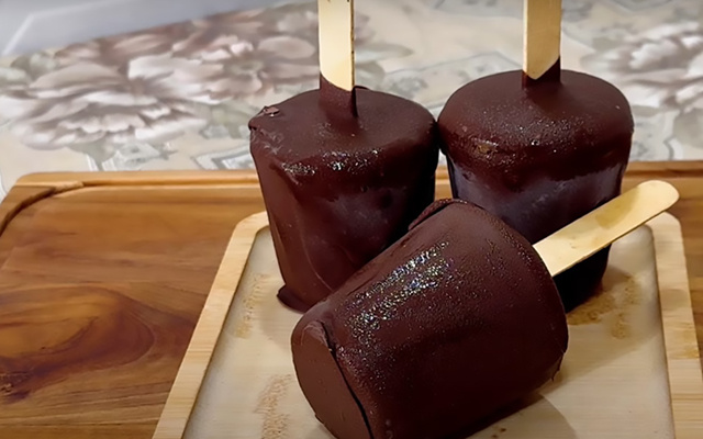 Chicabon caseiro é mais gostoso que o picolé original: essa receita simples do sorvete ainda ganha uma casquinha de chocolate divina!