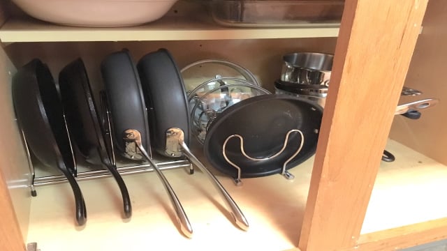 É o fim das panelas no forno: organizador de panelas é a tendência para mantê-las em ordem e com mais segurança