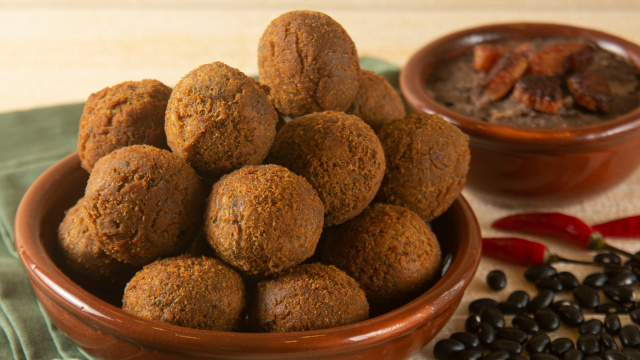 Sobrou feijoada? Aproveite para fazer esse bolinho de feijoada crocante e delicioso (receita fácil)