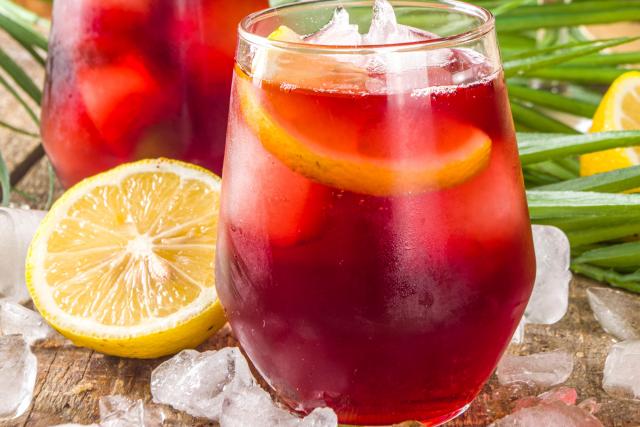 Tinto de verano é o drink perfeito para o signo de Câncer (Créditos: Shutterstock)