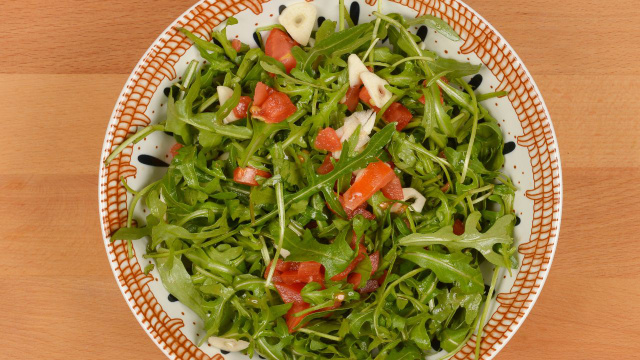 Muito consumida em saladas, a rúcula é cheia de benefícios à saúde (Créditos: Shutterstock)