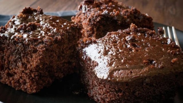 Eu encontrei uma receita de bolo de chocolate que deixa a massa bem molhadinha no TudoGostoso, só faça e me agradeça!