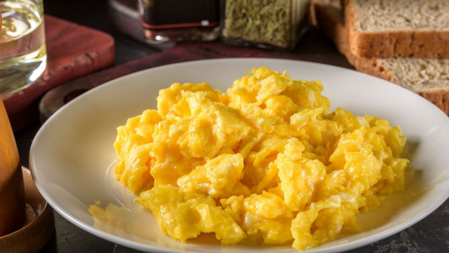 Evite a falta de fibras alimentares! Quais alimentos combinam bem com ovos mexidos no café da manhã?