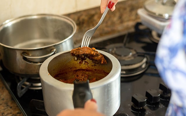 Essa é a carne ideal para fazer assada na panela de pressão: fica suculenta, macia e cheia de sabor