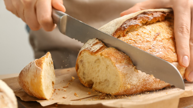 Poucos sabem, mas aprendi com a minha avó: esse hábito comum pode deixar o miolo do pão duro antes da hora