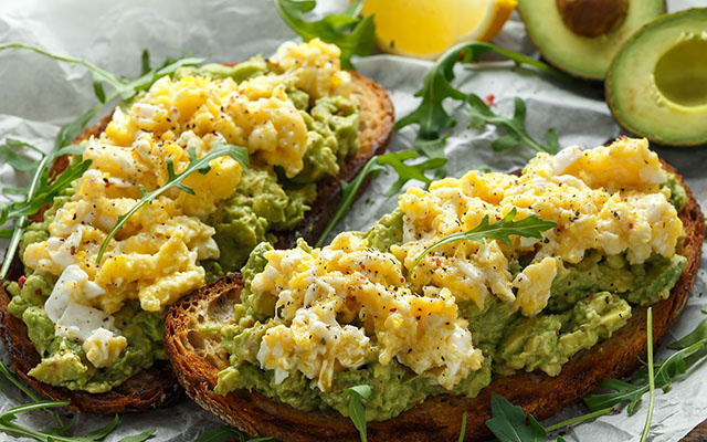 O que comer (e o que não comer) no café da manhã para ter mais energia e não sofrer com fadiga